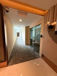 Palais Renaissance (D9), Office #632370661